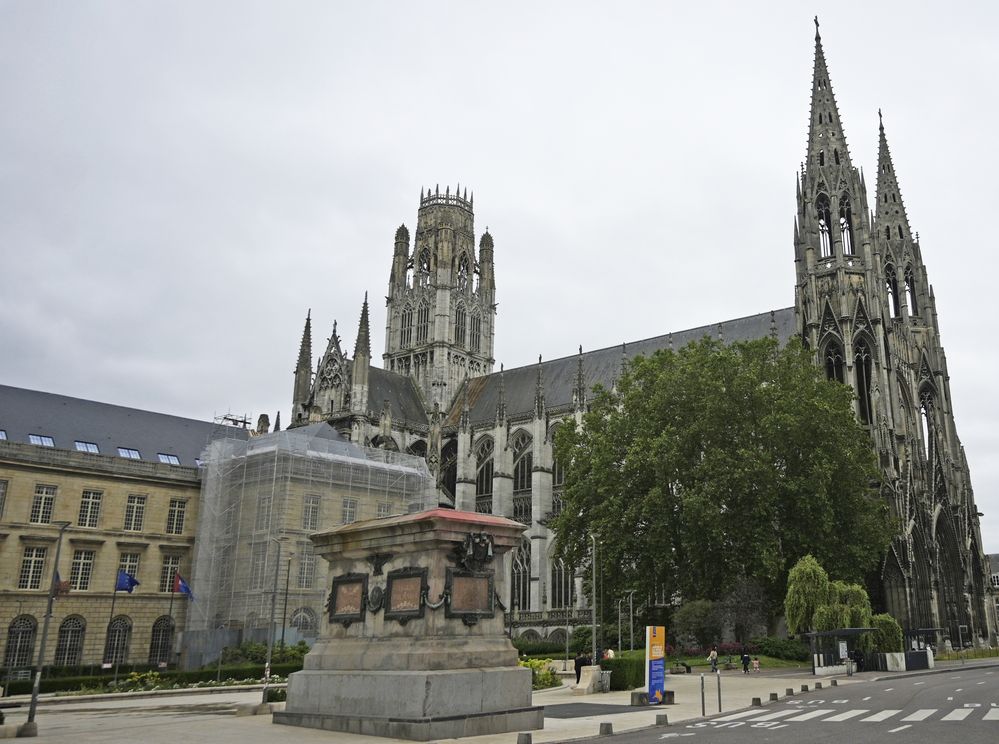 retouché Il manque le cavalier en face de la mairie de Rouen..jpg