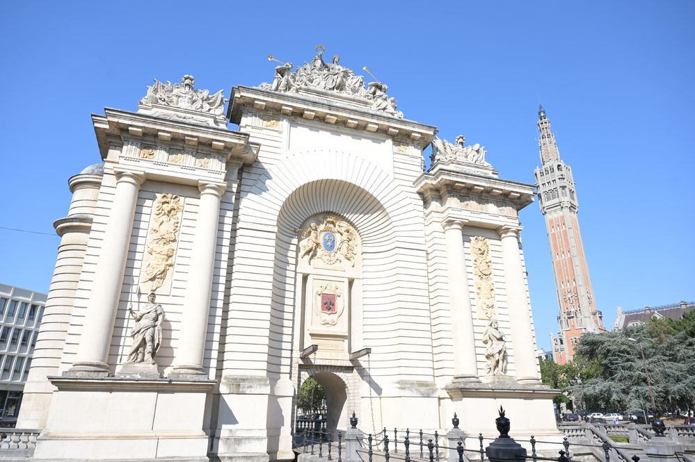 DSC_0282 f taille plus patit La porte de Paris ou la porte des malades avec le Beffroi de l'Hôtel de Ville de Lille.jpg