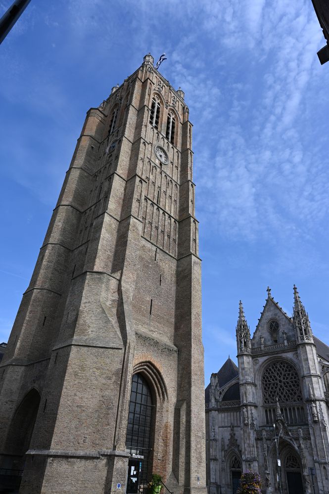 DSC_0048 f moin lour C'est le beffroi Saint-Éloi qui abrite l'office de tourisme et on voit l'Église Saint-Éloi de Dunkerque..jpg
