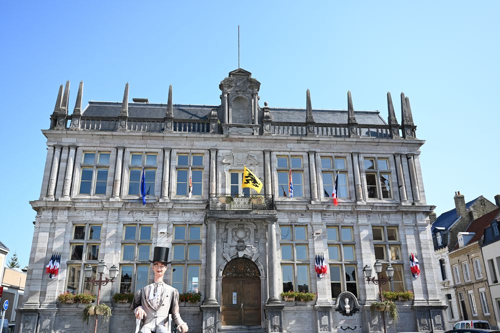 DSC_0114  pour site f Voici l'hotel de ville de Bergues avec un personnage..jpg