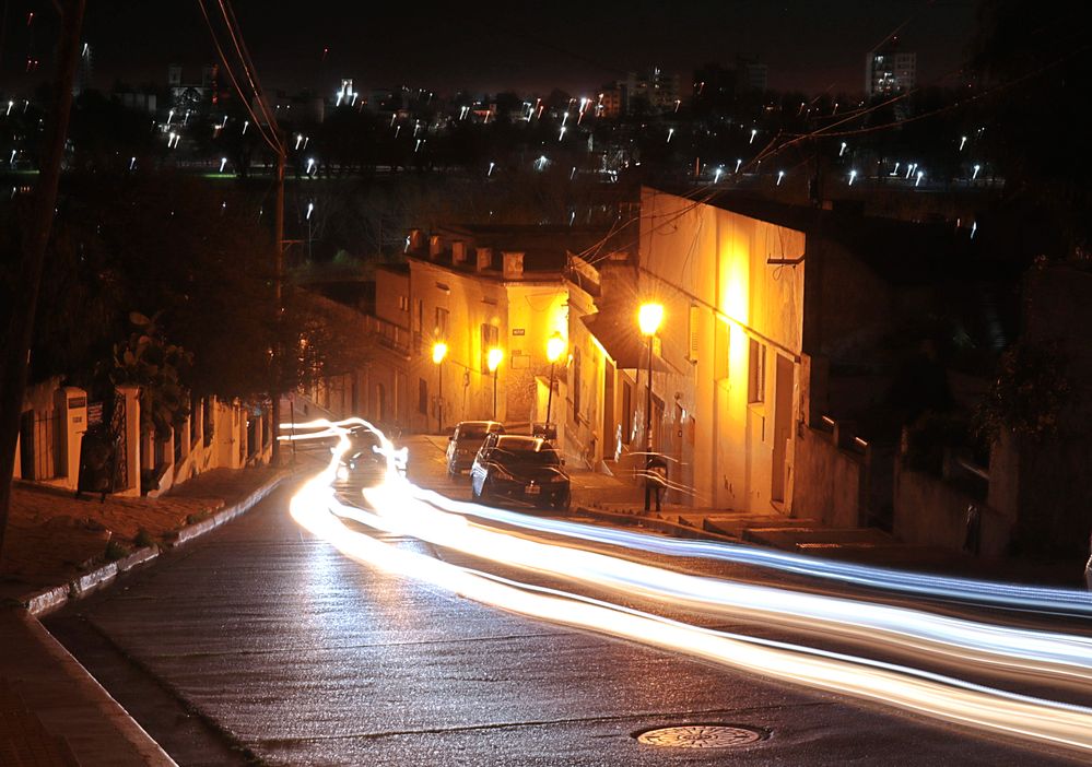 luz fantasma de autos subiendo una pendiente de noche.jpg
