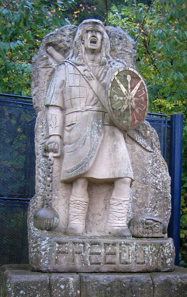 William_Wallace_Statue-Stolen-Shield.jpg