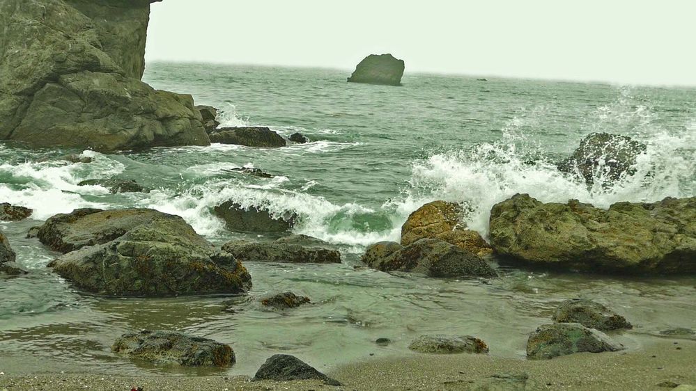 Waves in rocky shoreline_P1190405-HD(1)-ps.jpg