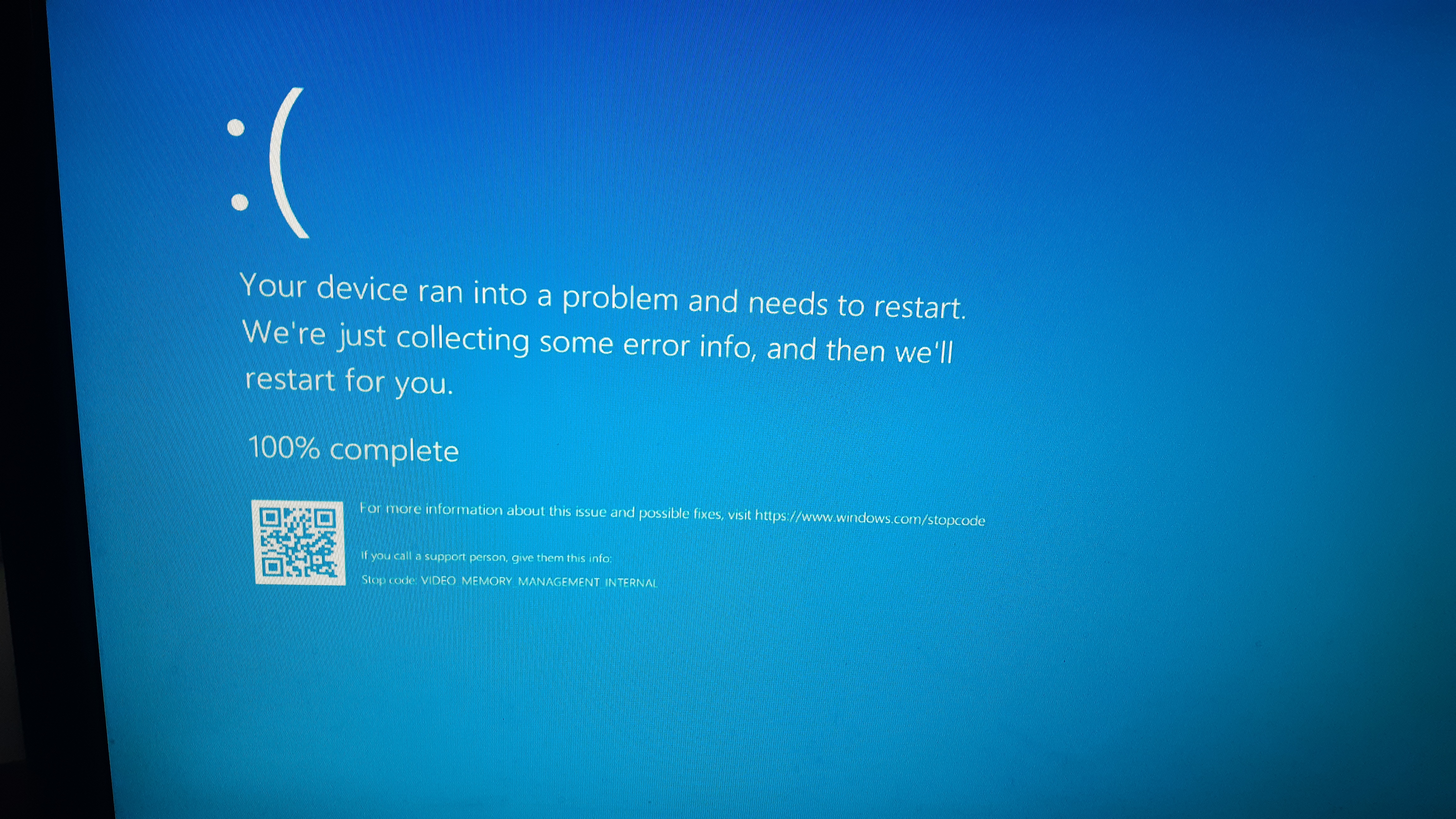 Синий экран вин 10. Windows 10 синий экран и перезагружается. Синий экран перезагрузка Windows 10. Голубой экран виндовс 10 и перезагрузка. Ошибка виндовс 10 синий экран.