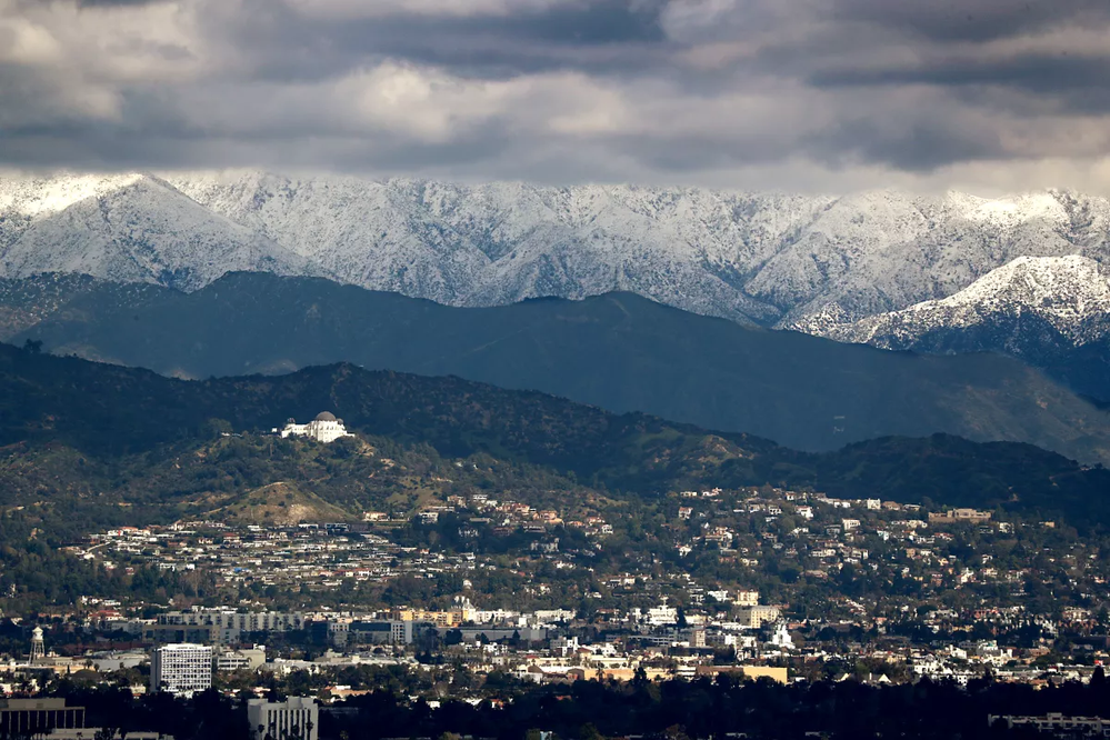 Mountains behind Los Angeles (Luis Sinco / Los Angeles Times)