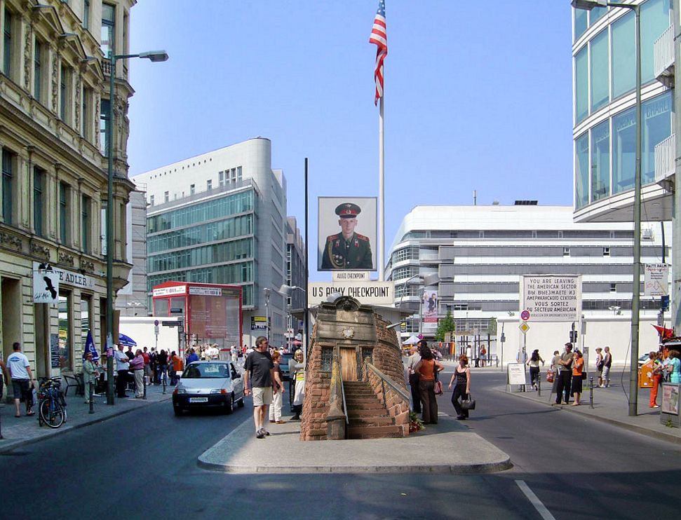 Checkpoint_Charlie_Berlin_Charlie.png