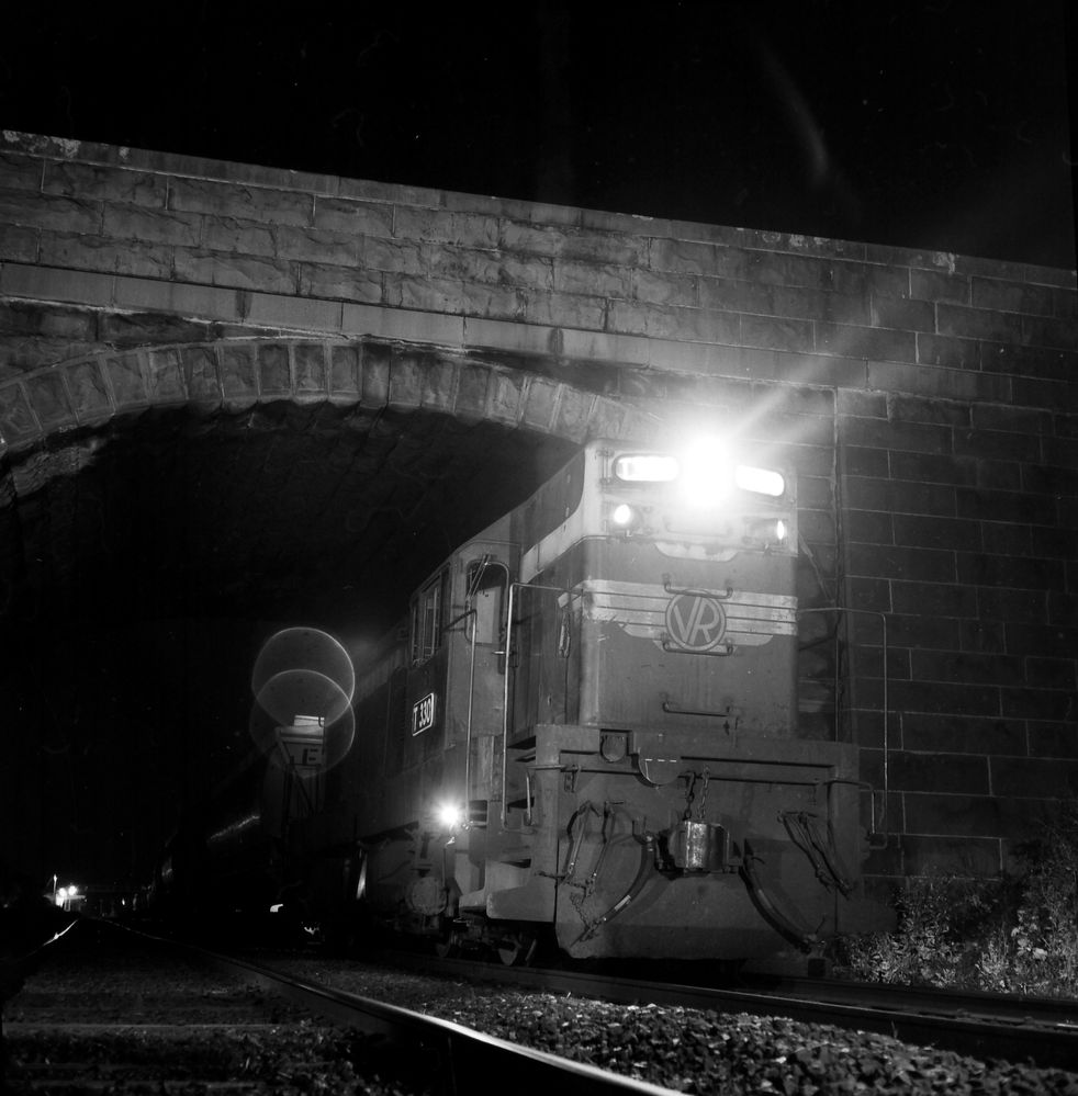 T 330 on Down goods, Sunbury overbridge, TE. 1 June 1978.jpg