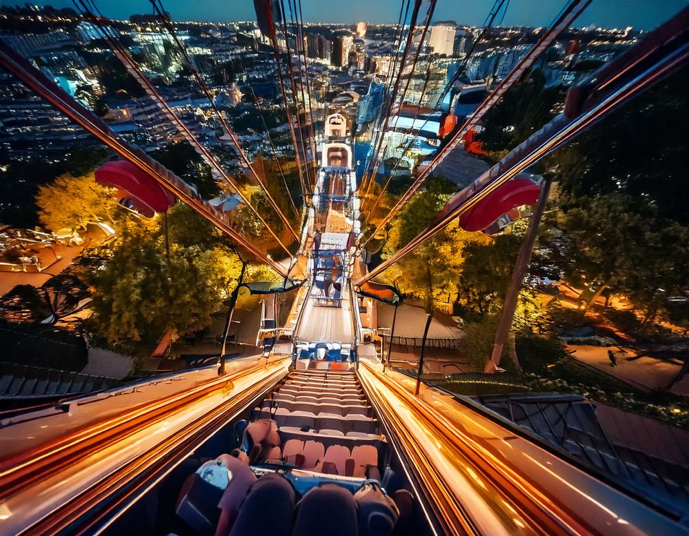 Une grande descente à la verticale, dans un parc d'attraction, vue subjective, avec beaucoup.jpg