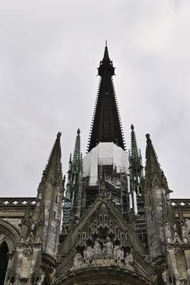 Une vue en détails du côté droite de la flèche de la cathédrale de Rouen en Normandie. retouché 2.jpg