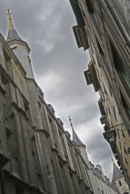 Les 3 tours dans une petite rue de Rouen en Normandie retouché f.jpg